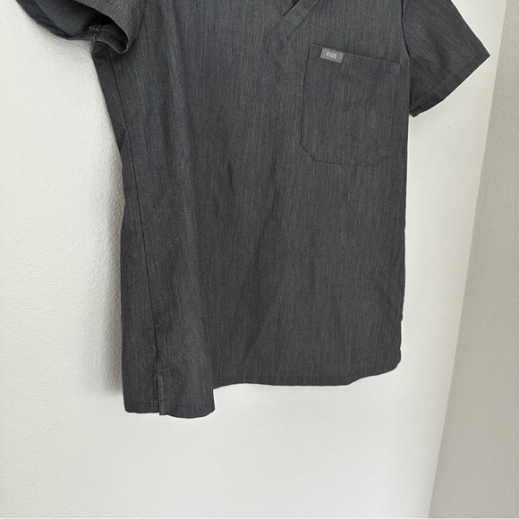 FIGS Catarina Scrub Top Short Sleeves Graphite One Pocket V Neck Size XS Women’s - Picture 3 of 11